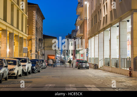 Nacht Corso viele Street in Rimini, Italien. Es ist eines der wichtigsten Zentren des städtischen Lebens in das historische Zentrum von Rimini. Stockfoto