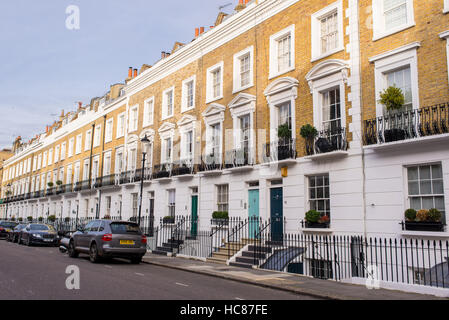 Ansicht eines eleganten Straße im Wohngebiet von Chelsea, London, Großbritannien mit viktorianischen klassische Wohnhäuser und Autos vor ihnen geparkt Stockfoto
