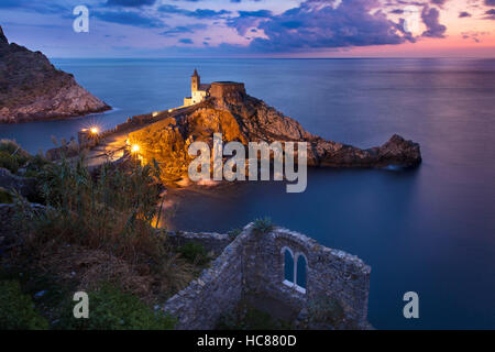 Dämmerung über der Kirche von San Pietro, Portovenere, Ligurien, Italien Stockfoto