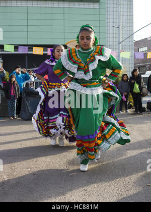 Mexikanische Folklore Tänzer am ersten jährlichen Tag der toten Feier im Kensington Abschnitt von Brooklyn, New York am 30. Oktober 2016. Stockfoto