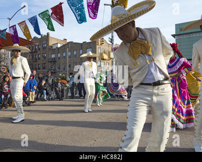 Mexikanische Folklore Tänzer am ersten jährlichen Tag der toten Feier im Kensington Abschnitt von Brooklyn, New York am 30. Oktober 2016. Stockfoto