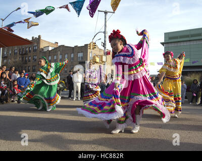 Mexikanische Folklore Tänzer am ersten jährlichen Tag der toten Feier im Kensington Abschnitt von Brooklyn, New York am 30. Oktober 2016. Stockfoto