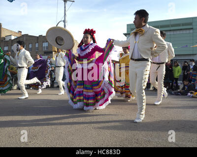 Mexikanisch, folkloristische Tänzer der mexikanischen Hut Tanz am ersten Tag der Dead Festival, Brooklyn, NY, Oct.30, 2016. Stockfoto