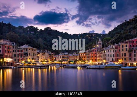 Dämmerung über Hafenstädtchen Portofino, Ligurien, Italien Stockfoto