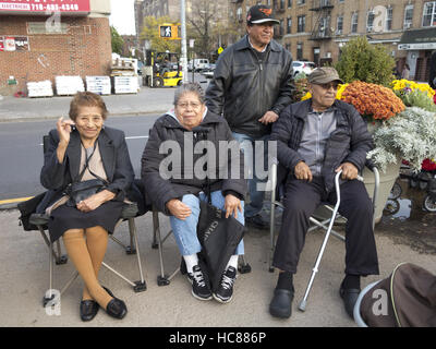 Mexikanische Senioren im ersten jährlichen Tag der toten Feier im Kensington Abschnitt von Brooklyn, New York am 30. Oktober 2016. Stockfoto