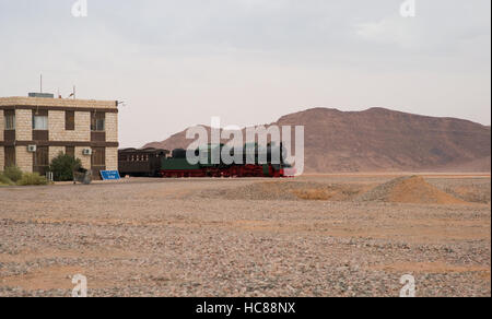 Hedschas Eisenbahn Lokomotive in Wadi Rum Station, Jordanien Stockfoto