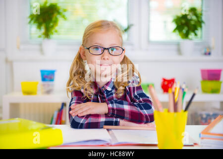 Ziemlich fleißig Mädchen in Gläsern lernt in der Schule Stockfoto