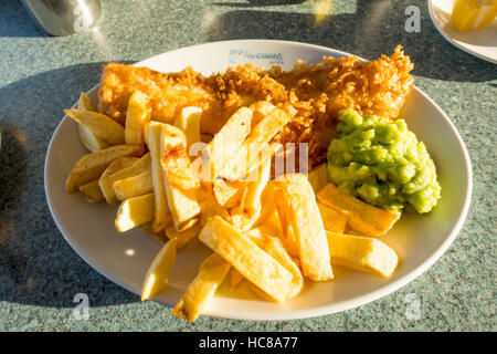 Exzellenter Fisch Chips und Erbsenpüree im Fishermans Frau Cafe in Whitby Stockfoto