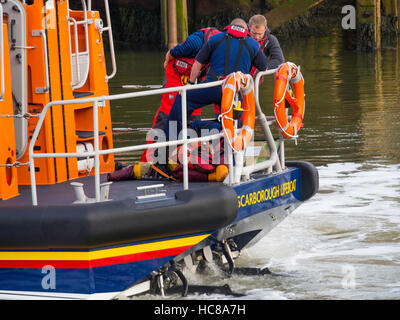 Mannschaft arbeitet achtern Ende Scarborough des Shannon-Klasse 13-15 RNLB "Frederic William Plaxton" auf die Rettungsstation von Whitby Stockfoto