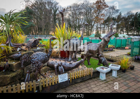 Eine Auflistung von Garten Ornamente große Stahl Giraffen Krokodile und Strauße Statuen im Garten Stadtteilzentrums Stockfoto