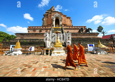 Buddhistische Mönche im Wat Chedi Luang Tempel in Chiang Mai, Thailand Stockfoto