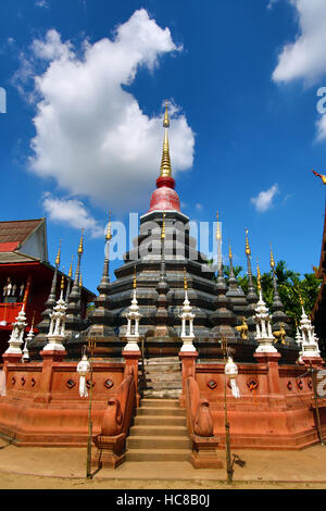 Chedi im Wat Phan Tao Tempel in Chiang Mai, Thailand Stockfoto