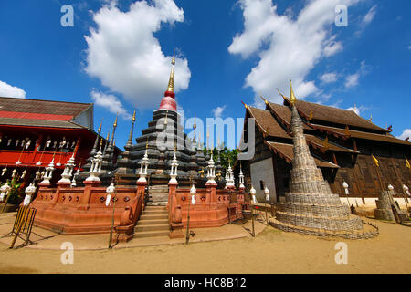 Chedi im Wat Phan Tao Tempel in Chiang Mai, Thailand Stockfoto