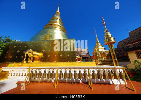 Goldene Chedi im Wat Phra Singh Tempel in Chiang Mai, Thailand Stockfoto