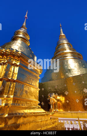 Goldene Chedi im Wat Phra Singh Tempel in Chiang Mai, Thailand Stockfoto