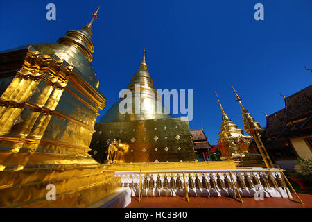 Goldene Chedi im Wat Phra Singh Tempel in Chiang Mai, Thailand Stockfoto