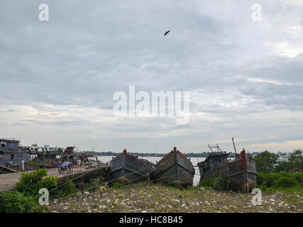 Alten verwitterten Schiffe in der Werft von Yangon Stockfoto