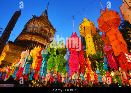 Chedi und bunte Laternen am Wat Lok Molee Tempel in Chiang Mai, Thailand Stockfoto