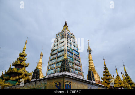 Myanmar heiliger Ort und touristische Attraktion Wahrzeichen, Shwedagon Pagode Pagoden Komplex in Yangon Stockfoto