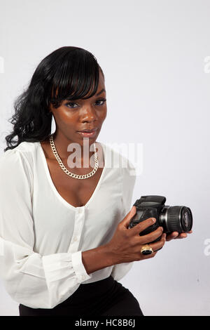 Hübsche schwarze Frau mit einer Kamera Stockfoto