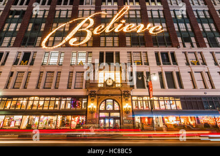 Macy's (Kaufhaus) mit Weihnachtsbeleuchtung und Urlaub-Fenster wird angezeigt. Midtown Manhattan, New York CIty Stockfoto