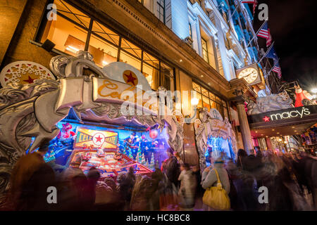 Macy's (Kaufhaus) mit Weihnachtsbeleuchtung und Urlaub-Fenster wird angezeigt. Midtown Manhattan, New York CIty Stockfoto