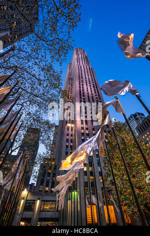 Rockfeller Center mit Weihnachtsbaum und Weihnachtsschmuck in der Dämmerung. Midtown Manhattan, New York City Stockfoto