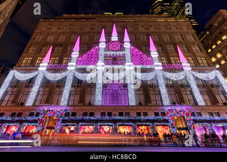 Saks Fifth Avenue mit Weihnachten Licht-Show und Urlaub Saison-Fenster wird angezeigt. 5th Avenue. Manhattan, Midtown in New York City Stockfoto