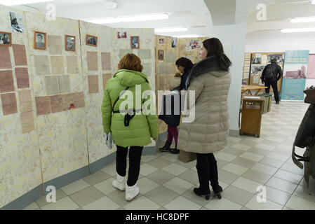 Volgograd, Russland - 2. November 2016. Menschen im Museum der Erinnerung-Ort Gefangenschaft faschistischen Marschall Paulus im zweiten Weltkrieg Stockfoto