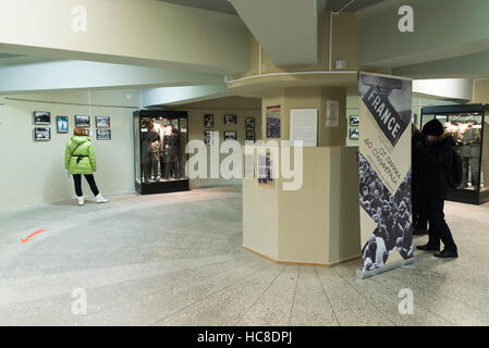 Volgograd, Russland - 2. November 2016. Menschen im Museum der Erinnerung-Ort Gefangenschaft faschistischen Marschall Paulus im zweiten Weltkrieg Stockfoto