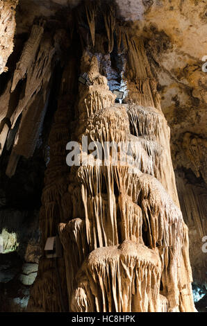 Formationen; Stalaktiten und Stalagmiten in der berühmten Höhlen von Nerja In Nerja, Malaga Provinz, Andalusien, Spanien. Stockfoto