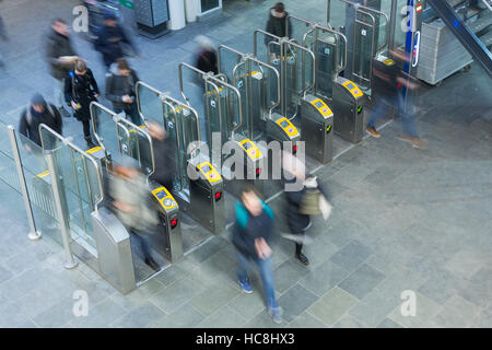 Ticket-Tor am Eingang des Bahnhofs mit unscharfen Passagiere Stockfoto