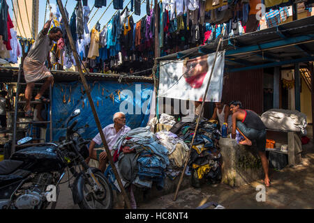 Die Open-Air-Wäsche in Mumbai genannt Dhobi Ghat ist mit Aktivität jeden Tag, als die Dhobis Waschanlagen für Hotels und Krankenhäuser. Stockfoto