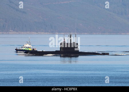 KNM Utsira (S301), einem Ula-Klasse u-Boot von der norwegischen Marine und Harris, einer Insel-Klasse Start der MoD Polizei. Stockfoto