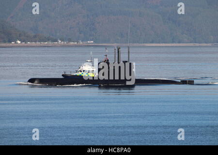 KNM Utsira (S301), einem Ula-Klasse u-Boot von der norwegischen Marine und Harris, einer Insel-Klasse Start der MoD Polizei. Stockfoto