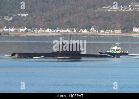 KNM Utsira (S301), einem Ula-Klasse u-Boot von der norwegischen Marine und Harris, einer Insel-Klasse Start der MoD Polizei. Stockfoto