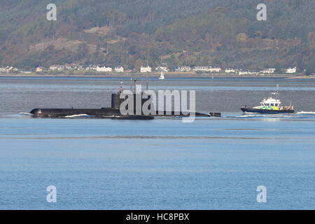 KNM Utsira (S301), einem Ula-Klasse u-Boot von der norwegischen Marine und Harris, einer Insel-Klasse Start der MoD Polizei. Stockfoto