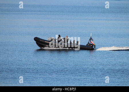 Ein Ministerium der Verteidigung Polizei RHIB (oder RIB) bietet Begleitung und Überwachung Aufgaben während der Übung Joint Warrior 16-2. Stockfoto