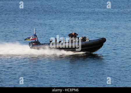 Ein Ministerium der Verteidigung Polizei RHIB (oder RIB) bietet Begleitung und Überwachung Aufgaben während der Übung Joint Warrior 16-2. Stockfoto