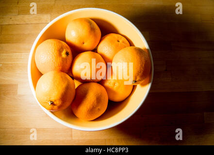 Clementine Orangen in einer Schüssel auf einem hölzernen Theke Stockfoto
