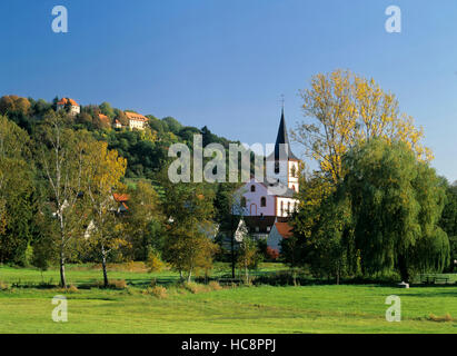 Reichelsheim mit Michaels - Kirche und Reichenberg - Schloss, Odenwald, Hessen, Deutschland Stockfoto