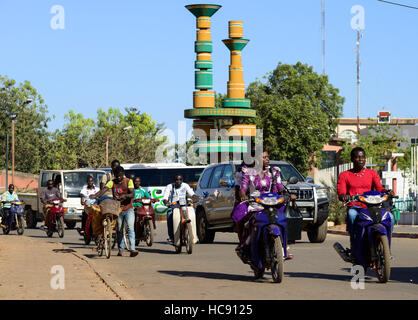 BURKINA FASO, Hauptstadt Ouagadougou, Verkehr, Kreisverkehr Ort der Cineasten / Kreisverkehr Platz der Cineasten Stockfoto