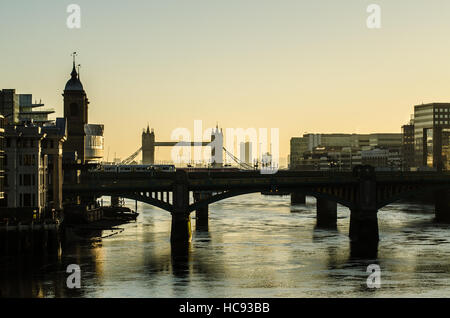 London. Eine winterliche, nebligen Morgen Blick über die Southwark Bridge in Richtung Tower Bridge, mit HMS Belfast und Wolkenkratzer. Skyline Stockfoto