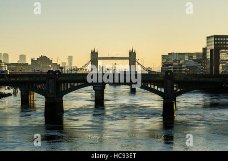 London. Eine winterliche, nebligen Morgen Blick über die Southwark Bridge in Richtung Tower Bridge, mit HMS Belfast und Wolkenkratzer. Skyline Stockfoto