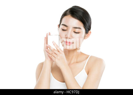 Porträt des jungen lächelnde Frau mit einem Glas Wasser schließen Augen Stockfoto