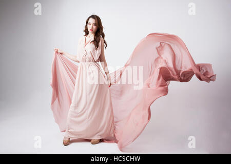 Koreanische Mädchen im rosa Kleid stehen Stockfoto