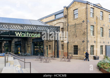 Waitrose-Supermarkt in umgebauten Gebäuden am Granary Square, King Cross, London. Stockfoto