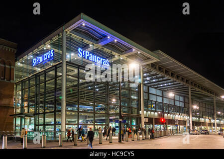 Bahnhof St Pancras International in der Nacht. Stockfoto