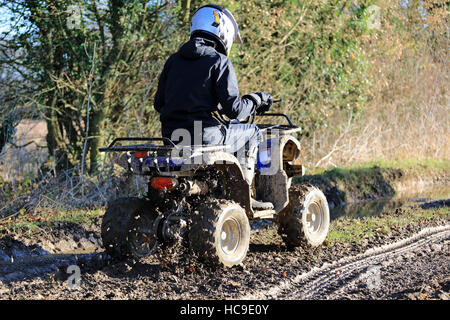 Quad fahren auf einen schmutzigen Hof Track, England, UK Stockfoto