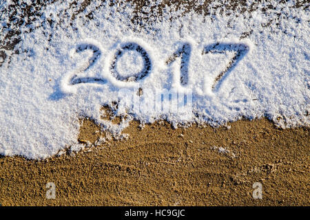 Gruß, Zahlen geschrieben am Schneefeld Neujahr 2017 Stockfoto